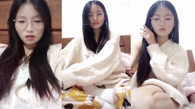 清纯眼镜学妹【小甜甜超甜】道具插逼，小手扣逼，自慰 骚透了！脱了衣服就是不一样 (3)